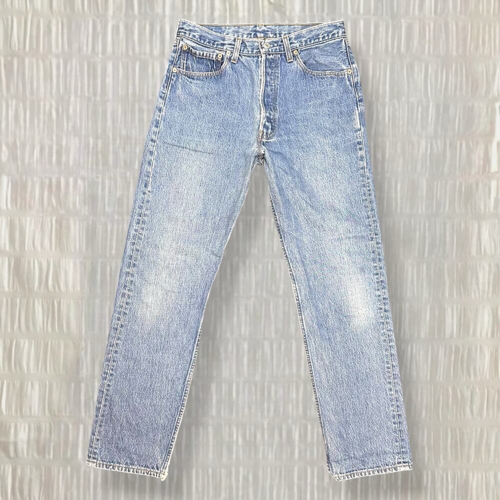 Vintage Levi’s High Rise Women’s Straight Leg Light Wash Denim Jeans - W33 L32
